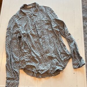 Maurices Gray Button-Up Shirt with Black Polka Dots